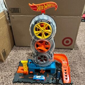 Hot Wheels City Super Twist Tire Shop Vehicle Play Set with Track and Car 1:64